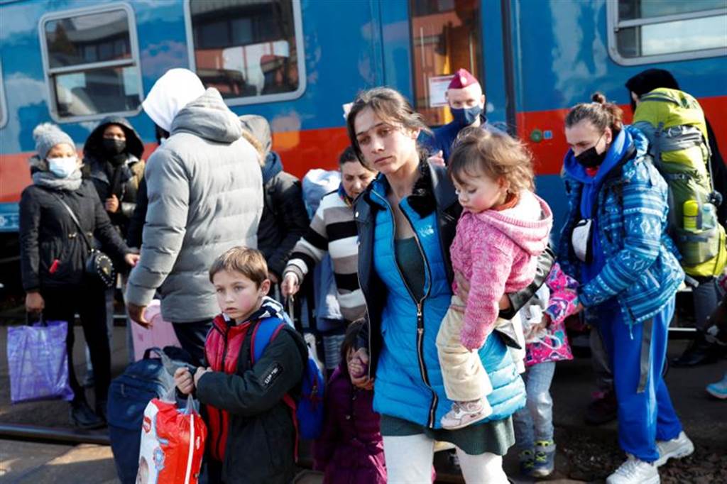 抵达匈牙利境内火车站的乌克兰难民。（路透社）(photo:ChinaTimes)