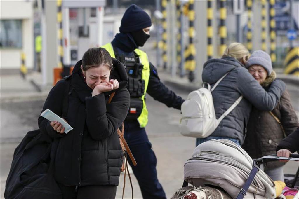 在波兰边境重逢的乌克兰民众。（美联社）(photo:ChinaTimes)