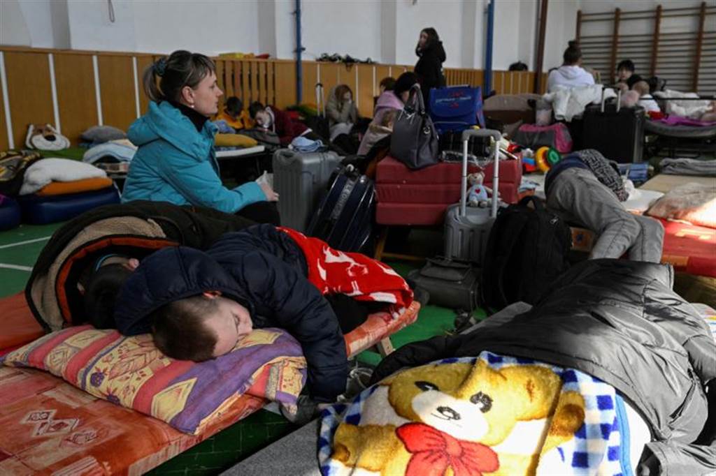 在学校体育馆避难所休息的乌克兰人。（路透社）(photo:ChinaTimes)