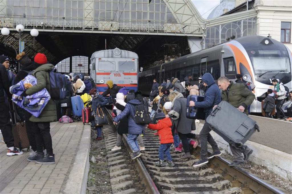 乌克兰西部城市，人们赶着搭火车前往邻国避难。（美联社）(photo:ChinaTimes)