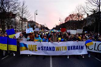 「俄羅斯滾！」世界各地民眾遊行聲援烏克蘭