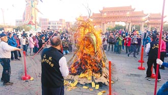 台南聖母廟化春牛儀式 數百民眾搶拍