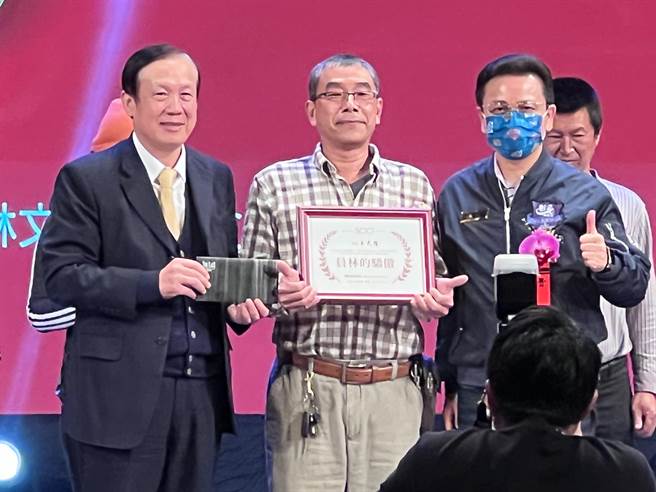 由乡林建设主办、乡林文教基金会协办「员林500个坚持」的故事徵选圆满结束，乡林集团董事长赖正镒与彰化县副县长洪荣章在员林演艺厅颁奖表扬入选的146位故事主角，(乡林提供)