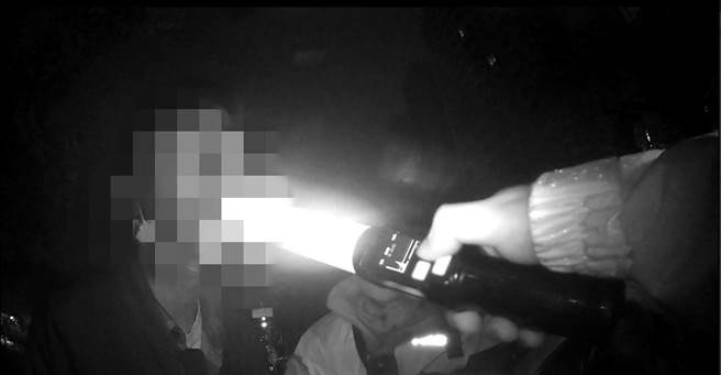 扫除醉犯！台中市一名男子与友人吃姜母鸭取暖，开车返家时见员警巡逻，心虚将车子停路边，反而引起注意，经警方酒测后，酒测值超标被移送法办。（民眾提供／卢金足台中传真）