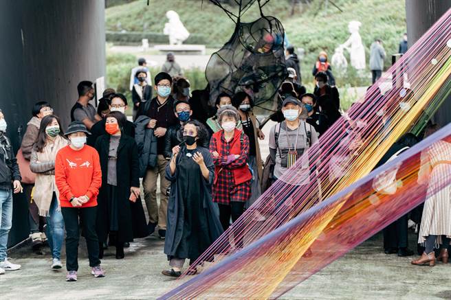 朱铭美术馆2022年艺术长廊创作展，今年邀请到艺术家林淑铃，以「越过山，看见＿＿＿」为名，即日起展至2023年5月28日。（朱铭美术馆提供）