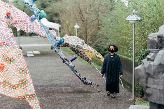 朱铭美术馆2022年艺术长廊创作展，今年邀请到艺术家林淑铃，以「越过山，看见＿＿＿」为名，即日起展至2023年5月28日。（朱铭美术馆提供）