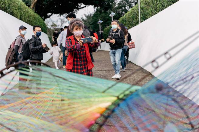 朱铭美术馆2022年艺术长廊创作展，今年邀请到艺术家林淑铃，以「越过山，看见＿＿＿」为名，即日起展至2023年5月28日。（朱铭美术馆提供）