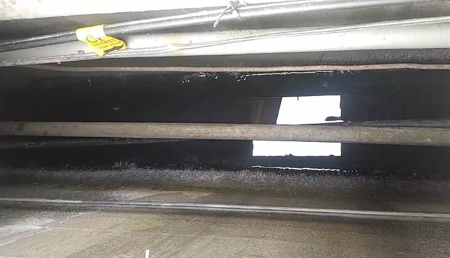 日月潭又見偷排放汙水，惡臭又噁心。（民眾提供／廖志晃南投傳真）