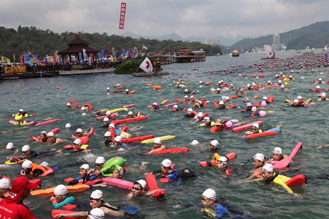 日月潭萬人泳渡規模龐大，水域卻有汙染危機。（廖志晃攝）
