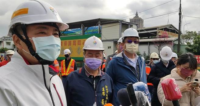 新北市长侯友宜（左）提醒民眾228连假要把防疫做好。（陈慰慈摄）