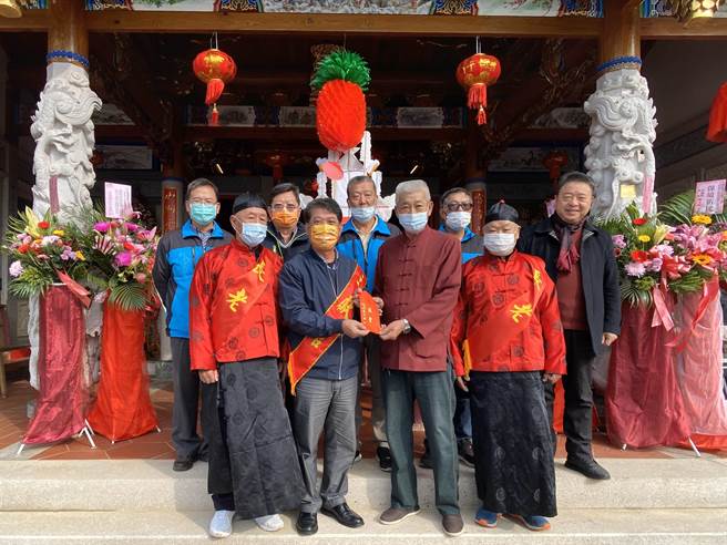 陈文顾镇长率同主管赴夏兴孚济庙偕管委会主委陈水福（前排右二）等人拈香祝祷，祈求风调雨顺、合境平安。（金湖镇公所提供）