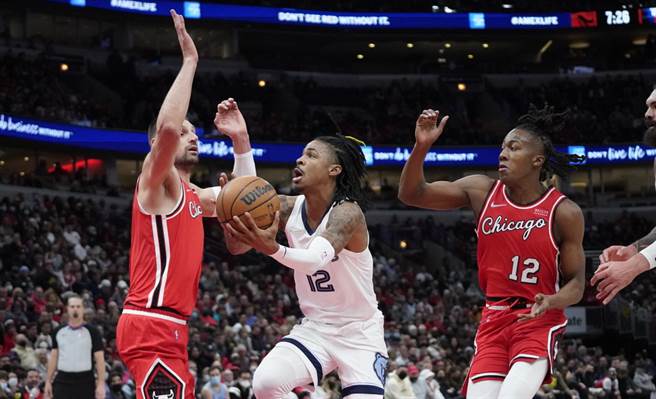 灰熊后卫莫兰特(中)无视两名公牛球员包夹上篮。(路透)