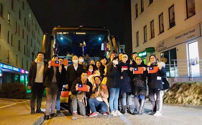 驻波兰代表处陈龙锦大使（左四）与自乌克兰撤离的我国侨胞合影。(外交部提供)