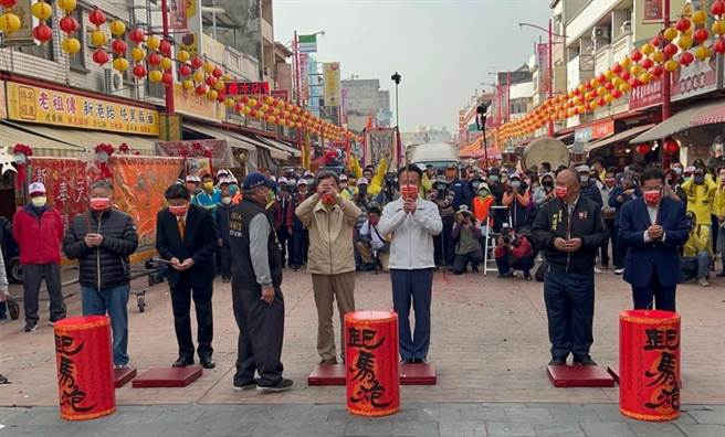 奉天宫元宵遶境起驾大典由嘉义县长翁章梁、立委陈明文、傅崑萁、奉天宫董事长何达煌、大甲镇澜宫董事长顏清标等人点燃起马炮。（张亦惠摄）