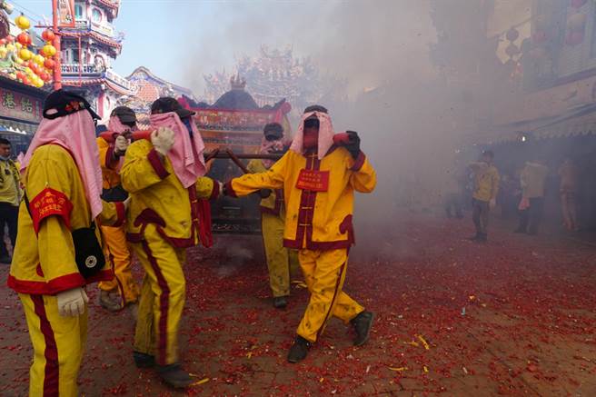 遶境在起驾仪式后正式展开，预计今天下午5点返回奉天宫安座。（张亦惠摄）