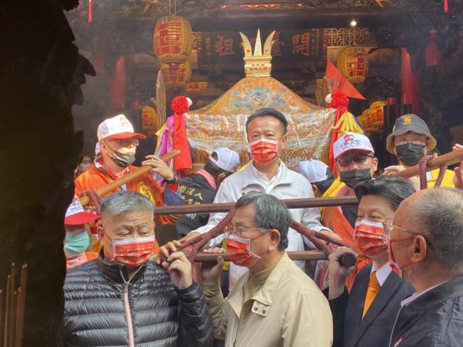 嘉义县长翁章梁、立委陈明文、傅崑萁、奉天宫董事长何达煌、大甲镇澜宫董事长顏清标等人参与新港奉天宫妈祖元宵遶境起驾大典。（张亦惠摄）