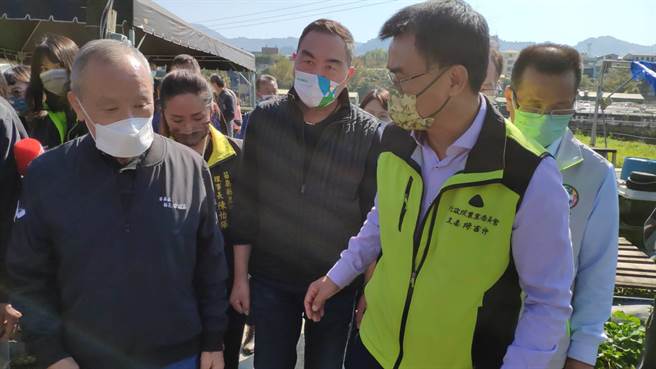 农委会主委陈吉仲与苗栗县长徐耀昌等人27日前往大湖视察草莓灾情。（李京升摄）