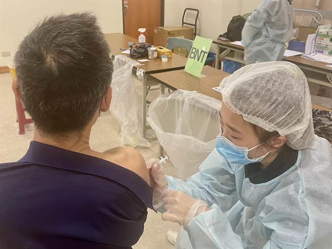 3天连假，台东县政府卫生局在灾害警觉馆开设随到随打站，228可打莫德纳。（庄哲权摄）