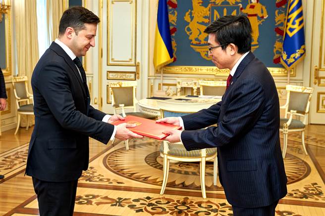 中国驻乌克兰大使范先荣(右)表示，撤侨行动要等安全条件具备才行，并现身澄清自己没有先跑。(资料照／中新社)