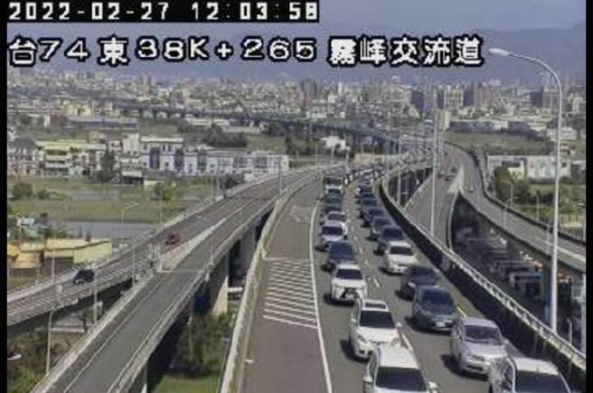 台74線大里二至霧峰東向、國3中投至霧峰南向皆出現大量車潮。（交通部高速公路局提供／張妍溱台中傳真）