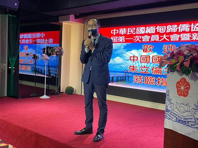 国民党主席朱立伦今（27日）表示，整体规画执政党必须要有完整的政策，不要空喊口号要具体落实。（叶书宏摄）