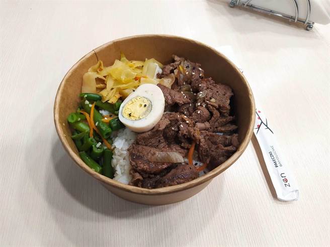 我在烏克蘭的留學生已順利撤退到波蘭，我駐波蘭代表處提供他們具台灣味的晚餐。（Simon提供）