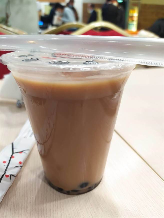 我在烏克蘭的留學生已順利撤退到波蘭，我駐波蘭代表處提供他們具台灣味的珍珠奶茶。（Simon提供）