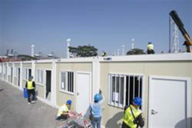 大陸中央援建香港青衣方艙醫院。圖為2月26日工作人員在青衣方艙醫院施工。（新華社）
