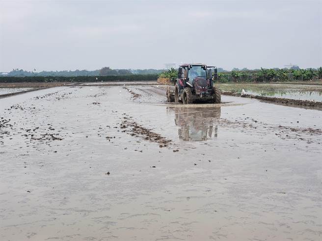雲林縣是農業大縣，耕耘機下田翻耕的頻率很高，尤其是春秋兩季。（周麗蘭攝）