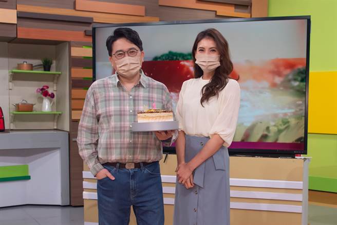 《健康2.0》主持人之一的江坤俊今迎来即将奔5生日，韦汝日前惊喜献上蛋糕祝贺。（TVBS提供）
