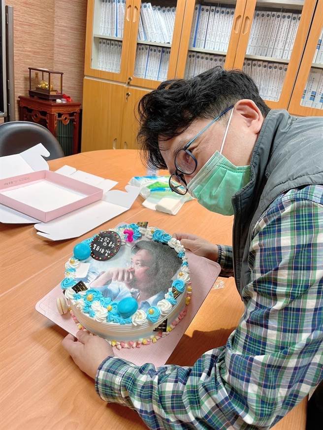 有病患用江坤俊半夜苦读的照片做成的蛋糕献给他。（TVBS提供）