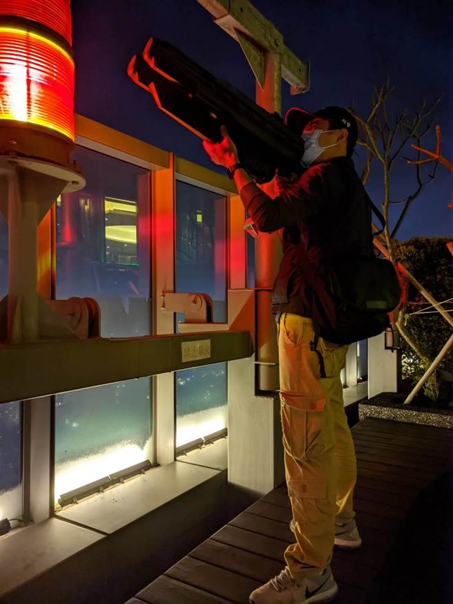 警方出动电波干扰枪。（翻摄照片／高雄洪靖宜传真）