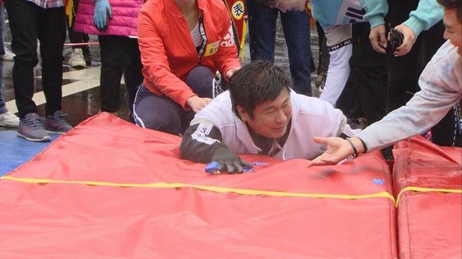 胡瓜示范《大集合》长青杯游戏。（民视提供）