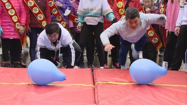 胡瓜（左）与马国毕示范游戏。（民视提供）