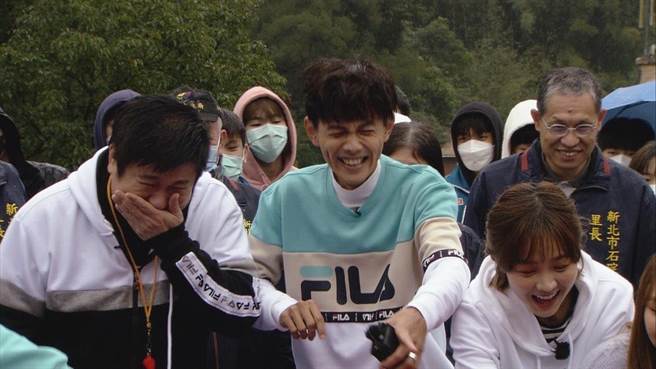 《大集合》举办长青杯游戏，胡瓜（左起）、阿翔以及篮篮笑到不行。（民视提供）