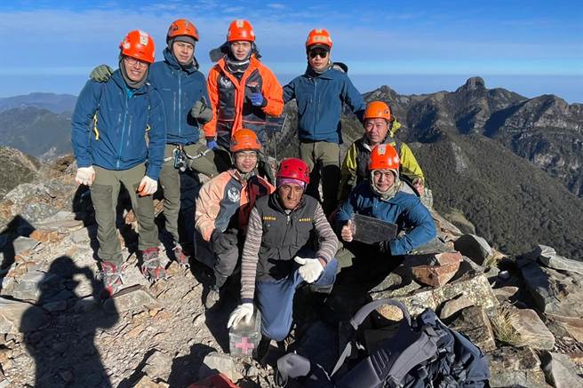 品田山發生登山客墜谷意外，新竹縣消防局第二大隊小隊長馬明義（前排右）帶隊以8小時完成不可能的任務。（新竹縣消防局提供。羅浚濱新竹傳真）
