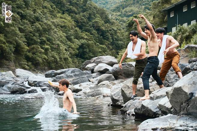 《我和我的钢四壁》邱宇辰、涂善存、管麟、宋伟恩野营。（卫视中文台提供）