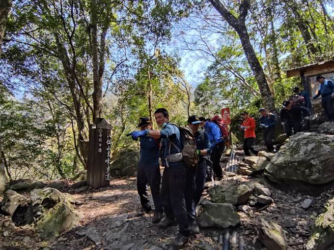 江姓男子于八仙山登山步道3.1K突然无生命徵象，消防人员抢救后仍不治。（民眾提供）