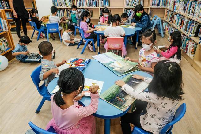 新竹县文化局今年「阅进校园计画」首度结合幼儿园，将携手校内师生共同推动阅读，让阅读从幼童开始就向下扎根。（罗浚滨摄）