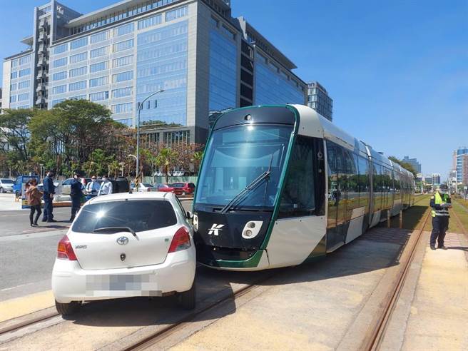 輕軌遭撞，4片飾板受損。（翻攝照片／高雄洪靖宜傳真）