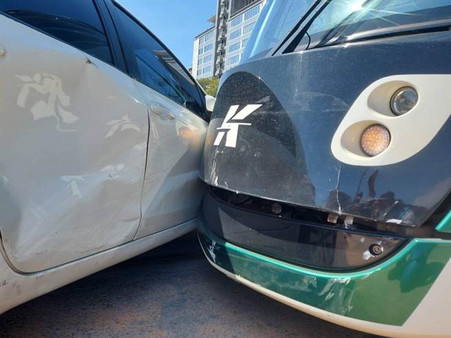 輕軌遭撞，4片飾板受損。（翻攝照片／高雄洪靖宜傳真）