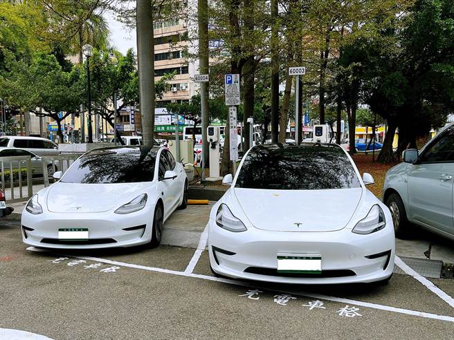 為避免路外停車場的充電車格遭占用，台中市交通局3月1日起將針對充電車格實施累進計費。（交通局提供／林欣儀台中傳真）