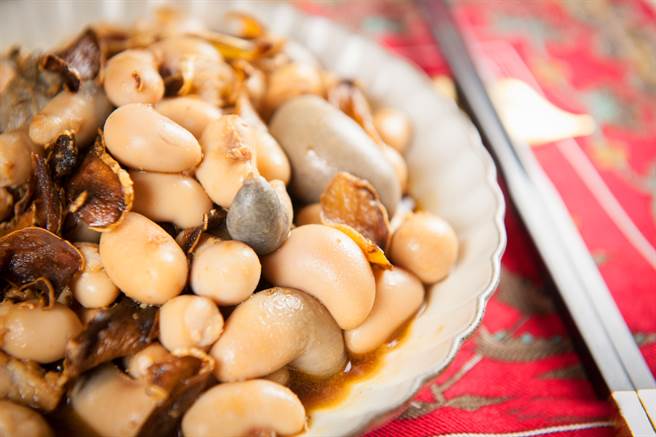 坊间流传吃鸡佛可以壮阳的说法，但营养师高敏敏表示，吃太多恐会胆固醇爆表。(示意图/达志影像)