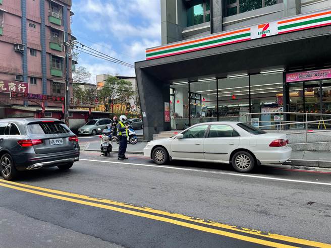 基隆市警察局第三分局成立连假交通应变中心，全天候监看前往平溪、福隆车流。（基隆市警局提供／陈彩玲基隆传真）