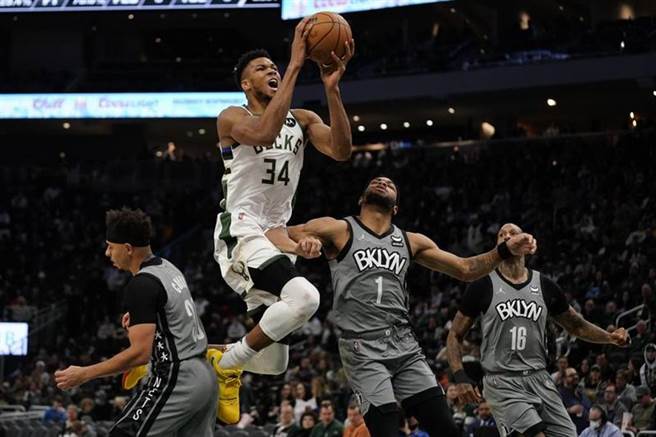 公鹿隊阿提托康波(中)衝入投籃。（美聯社）