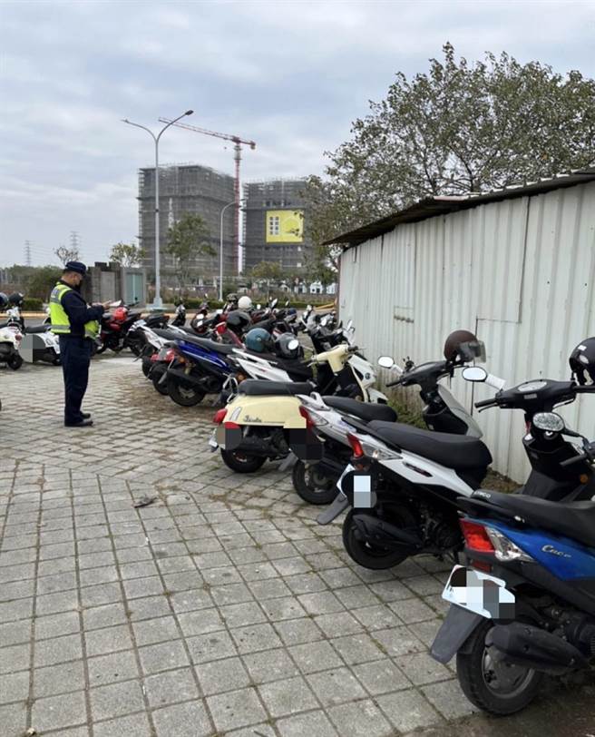 归仁警分局取缔台南三井Outlet周边违规停车，1天开出200张罚单。(读者提供／曹婷婷台南传真)