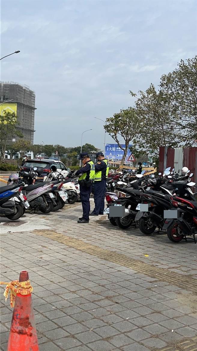 归仁警分局取缔违规停车，1天开出200张罚单。(读者提供／曹婷婷台南传真)
