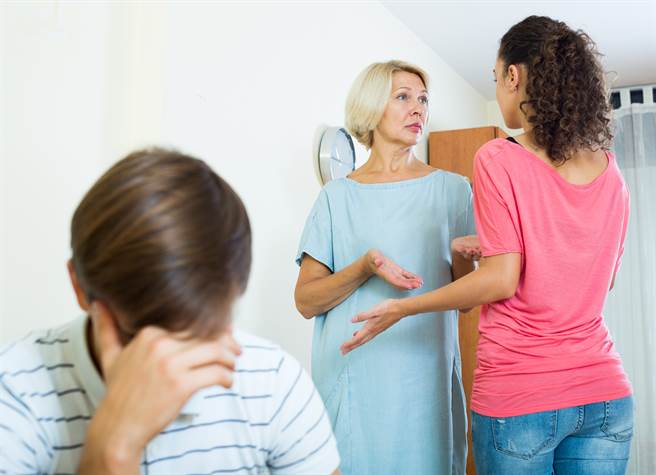 人妻娘家出500万帮忙买房，婆婆日前说也想要同住，丈夫则说之后是由他缴贷款、付家用，并同意妈妈也搬来同住，但网友们一面倒认为丈夫说法有理。（示意图/Shutterstock提供）