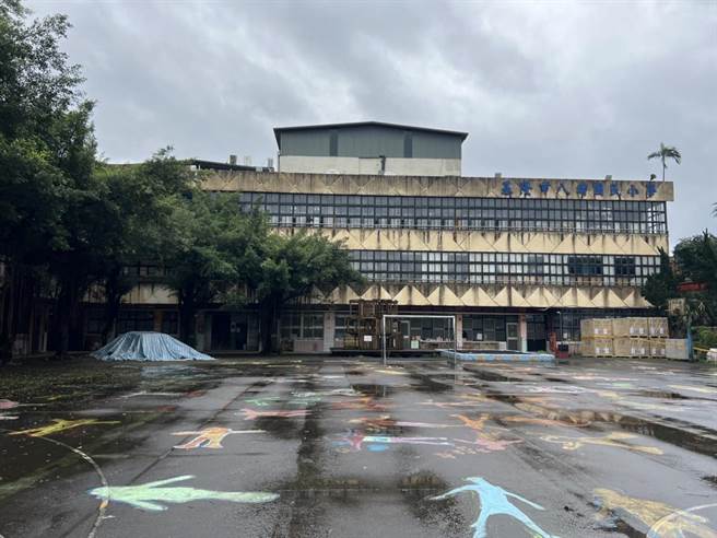 基隆市八堵國小A棟校舍已使用逾50年，將拆除以聚落方式設計教室空間。（基隆市政府提供／陳彩玲基隆傳真）