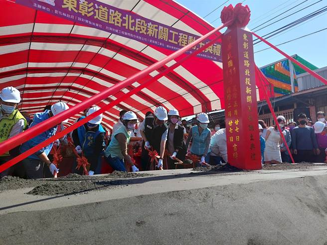 东彰化地区县民眾所期待的东彰道路开辟计画，北段新辟工程今天上午动土，宣告完成东彰道路最后一块拼图。（谢琼云摄）